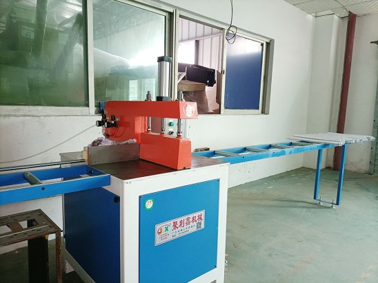 自动化铝材裁切机